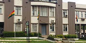 Kumasi Metropolitan Assembly summons woman for dumping refuse into a "gutter" at Adum market