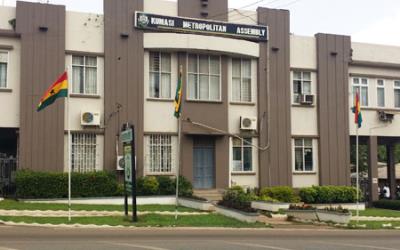 Kumasi Metropolitan Assembly summons woman for dumping refuse into a "gutter" at Adum market
