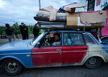 Thousands of displaced Lebanese return to south following ceasefire