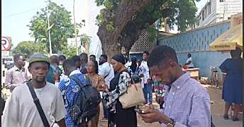 Frustrated teachers confront Mahama to demand 9 month salary arrears