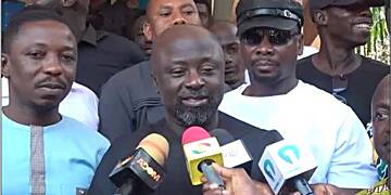 You-will-be beaten-Kumasi-Mayor-warns-Traders-over-pavement-encroachment