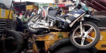 Articulator truck crushes motor rider to death, leaving the body mutilated beyond recognition