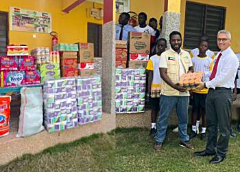 Happy FM/Lakeside Estate honour long-standing commitment to Mercy Social Centre with generous donation