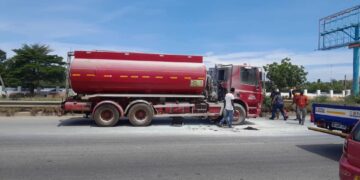WATCH: Brave fuel attendants save the day as fuel tanker catches fire