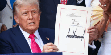 Trump delays tariff hike, renews threat against key trading partners