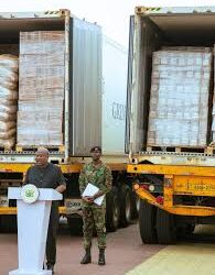 Gov't presents relief items to Gaza