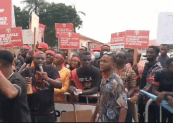 Newly posted teachers picket Jubilee House over unpaid salaries