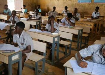 Bosome Freho Education Directorate rewards outstanding BECE students