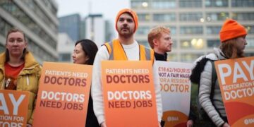 United Kingdom: Government makes new offer to avert health sector strike