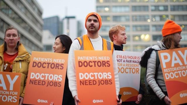 United Kingdom: Government makes new offer to avert health sector strike