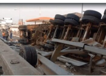Truck overturns near Circle overhead, causes heavy traffic; no injuries reported
